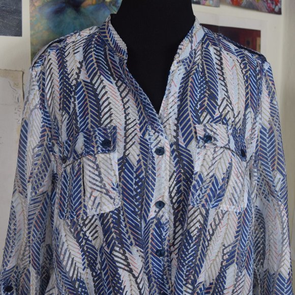 LARK LANE sheer lightweight blue pattern button-up - Picture 2 of 9